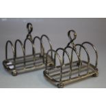 A PAIR OF HALLMARKED SILVER FOUR DIVISION TOAST RACKS BY GOLDSMITHS & SILVERSMITHS CO LTD - LONDON