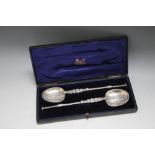 A CASED PAIR OF LARGE ANOINTING SPOONS BY JOHN MILLWARD BANKS - CHESTER 1901, L 22 cm