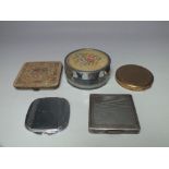 A COLLECTION OF VINTAGE LADIES POWDER COMPACTS ETC., to include a possible silver and gilt metal