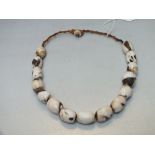 A VINTAGE TRIBAL SHELL NECKLACE, L 54 cm