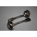 A PAIR OF VICTORIAN HALLMARKED SILVER FIDDLE PATTERN SAUCE LADLES BY JONATHAN HAYNE - LONDON 1821,