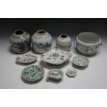 A SELECTION OF VARIOUS CHINESE CERAMICS TO INCLUDE FAMILLE VERT, three assorted blue and white