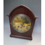 AN EDWARDIAN MAHOGANY ARCHED MANTEL CLOCK WITH GUSTAV BECKER MOVEMENT, the brass dial with Roman