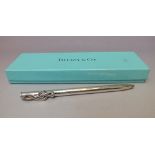 A TIFFANY & CO SILVER TREBLE CLEF BALL POINT PEN, coming with storage pouch and gift box, L 13.5 cm