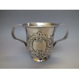 A GEORGIAN HALLMARKED SILVER PORRINGER CUP - LONDON 1760, cylindrical cup with twin handles,