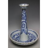 AN UNUSUAL BLUE AND WHITE CANDLESTICK, H 30 cm