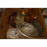 A TRAY OF VINTAGE GLASSWARE TO INCLUDE A CRUET SET