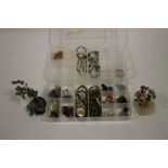A COLLECTION OF ASSORTED JEWELLERY TO INCLUDE SILVER EXAMPLES