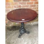 A HEAVY CAST IRON PUB TABLE H 72 CM DIA. 68 CM