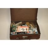 A SMALL CASE OF VINTAGE RECORD PLAYER NEEDLES ETC