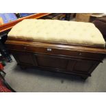 AN OAK UPHOLSTERED BLANKET BOX / OTTOMAN H 62 W 101 CM