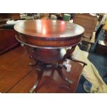 A MAHOGANY REPRODUCTION CIRCULAR OCCASIONAL TABLE H-73 CM DIA-71 CM