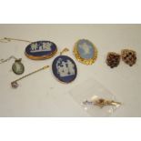 A SMALL SELECTION OF JEWELLERY TO INCLUDE WEDGWOOD BROOCHES, BAR BROOCH, TWO 'STACKER' RINGS ETC