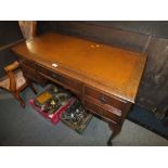 A WALNUT LEATHER TOPPED WRITING TABLE ON CABRIOLE LEGS H 78 W 110 CM