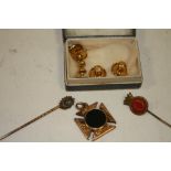 A 9CT GOLD BLOODSTONE CROSS PENDANT, 18CT GOLD CUFFLINKS ETC