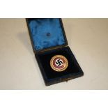 A NAZI STYLE ENAMEL PIN BADGE MARKED DESCHLER & SHON MUNCHEN