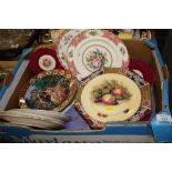 A BOX OF COLLECTORS PLATES ETC TO INCLUDE AYNSLEY, ROYAL ALBERT ETC