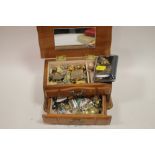 A SMALL JEWELLERY BOX AND CONTENTS TO INCLUDE A SILVER LOCKET ETC