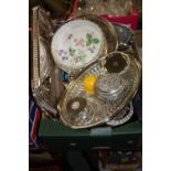 A TRAY OF SILVER PLATED METALWARE TO INCLUDE A TWIN HANDLED SERVING TRAY