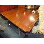 AN EDWARDIAN MAHOGANY EXTENDING/WIND-OUT DINING TABLE WITH TWO LEAVES, TABLE L224 CM (EXTENDED)