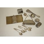 A COLLECTION OF HALLMARKED SILVER AND WHITE METAL TO INCLUDE A HALLMARKED SILVER FOLDING CALLING