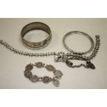 A BOX OF SILVER AND WHITE METAL JEWELLERY TO INCLUDE A THREEPENNY BRACELET