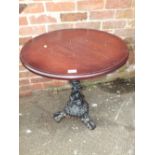 A HEAVY CAST IRON PUB TABLE H 72 CM DIA. 68 CM