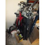 A QUANTITY OF GOLF GEAR TO INCLUDE CLUBS, BALLS ETC