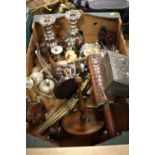 A BOX OF TREEN AND METALWARE TO INCLUDE A VINTAGE AA BADGE, SOS CAR BADGE ETC