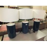 A SET OF THREE LARGE MODERN CERAMIC TABLE LAMPS H 61 CM (INC SHADE)