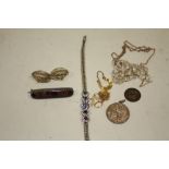 A BAG OF ASSORTED SILVER JEWELLERY ETC. TO INCLUDE A HALLMARKED SILVER BLUE JOHN TYPE BROOCH A/F,