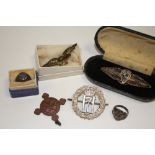 A COLLECTION OF SILVER AND MILITARY INTEREST COLLECTABLES TO INCLUDE AN ANTIQUE SCOTTISH SILVER RING