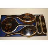 A HALLMARKED SILVER AND TORTOISE SHELL FIVE PIECE DRESSING TABLE SET