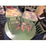 AN UNUSUAL GREEN PAINTED CIRCULAR TABLE AND FOUR CHAIRS WITH CHICKEN DECORATION