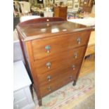 AN EARLY 20TH CENTURY MAHOGANY FOUR DRAWER CHEST H 116 W 75 CM