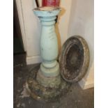 A STONEWARE BIRD BATH ON PLINTH ( IN THREE PARTS A/F ) H 84 CM APPROX