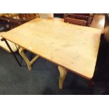 A FRENCH STYLE PINE FARMHOUSE TABLE H 76 W 127 D 84 CM