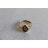 A MASONIC SIGNET RING, 9 ct gold with enamel compass and square to cartouche