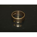 A LARGE HALLMARKED 9 CARAT GOLD WEDDING BAND