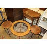 A SMALL OAK CONSOLE TABLE, RETRO GLASS TOPPED TABLE AND TWO STOOLS (4)