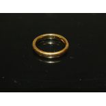 A HALLMARKED 22 CARAT GOLD WEDDING BAND