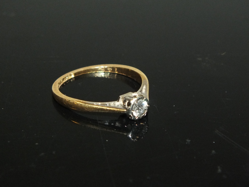 AN 18 CARAT GOLD DIAMOND SOLITAIRE RING