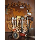 A VINTAGE CARVED WOODEN PIPE RACK A/F TOGETHER WITH PIPES