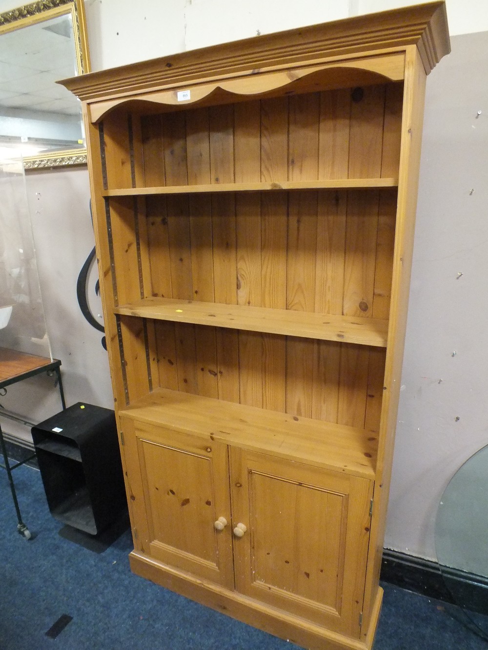 A HONEY PINE OPEN FLOOR STANDING BOOKCASE - H 182 CM, W 101 CM