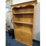 A HONEY PINE OPEN FLOOR STANDING BOOKCASE - H 182 CM, W 101 CM