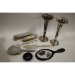 A COLLECTION OF HALLMARKED SILVER AND WHITE METAL TO INCLUDE BRUSHES, VASES ETC.