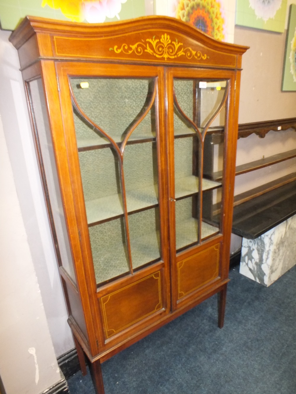 AN EDWARDIAN MAHOGANY DISPLAY CABINET WITH PAINTED DECORATION A/F - H 171 CM, W 92 CM