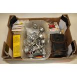 A BOX OF COLLECTABLES TO INCLUDE PEWTER SOLDIER FIGURES AND A VINTAGE CAMERA