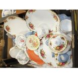 A TRAY OF ASSORTED CERAMICS TO INCLUDE ROYAL ALBERT OLD COUNTRY ROSES, AYNSLEY, WEDGWOOD ETC