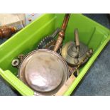 A BOX OF METALWARE TO INCLUDE A COPPER KETTLE, WARMING PAN ETC